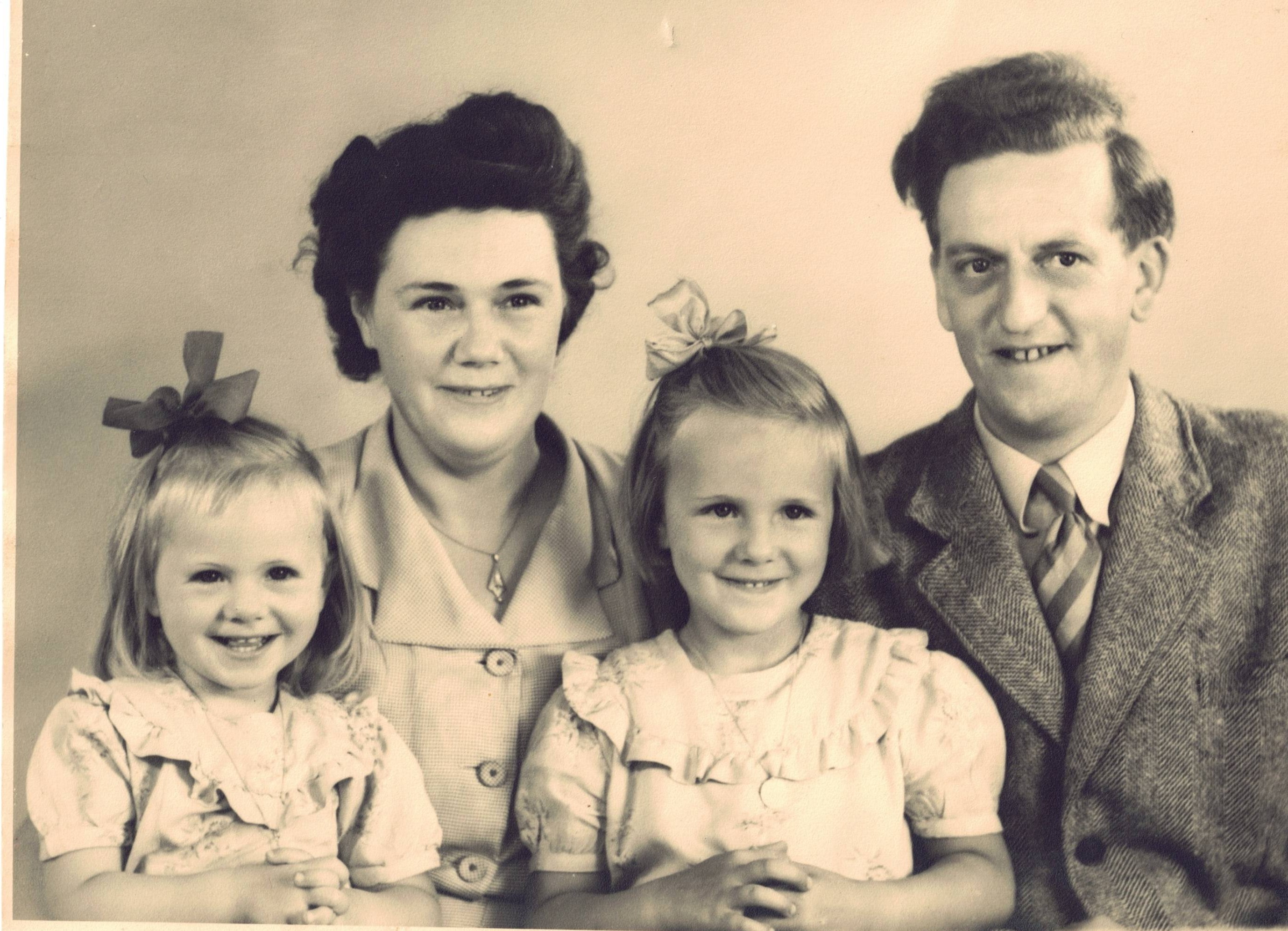 Barbro, Britta, Margareta och Åke, 1948