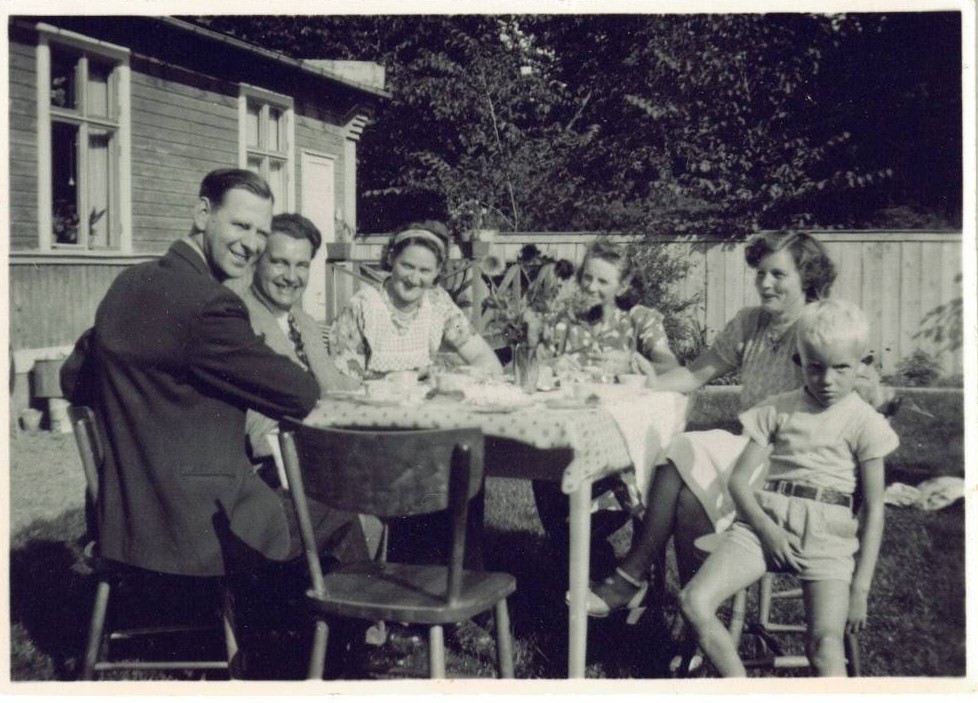 Till höger Ulf, sedan syster Elsas dotter Inez, därefter Anna-Lisa, ca 1952