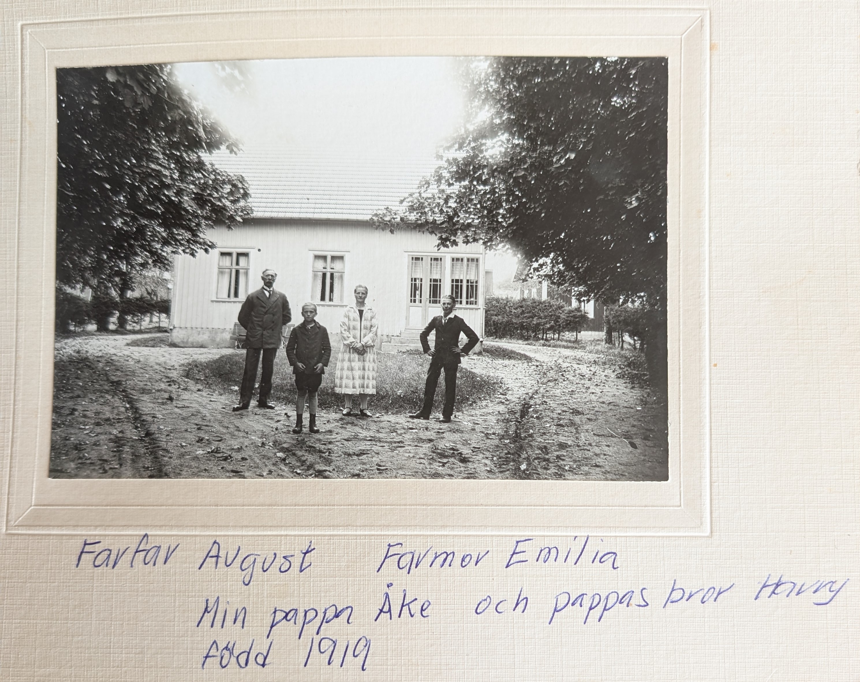 August, Emelia, Åke och Harry på Berghem