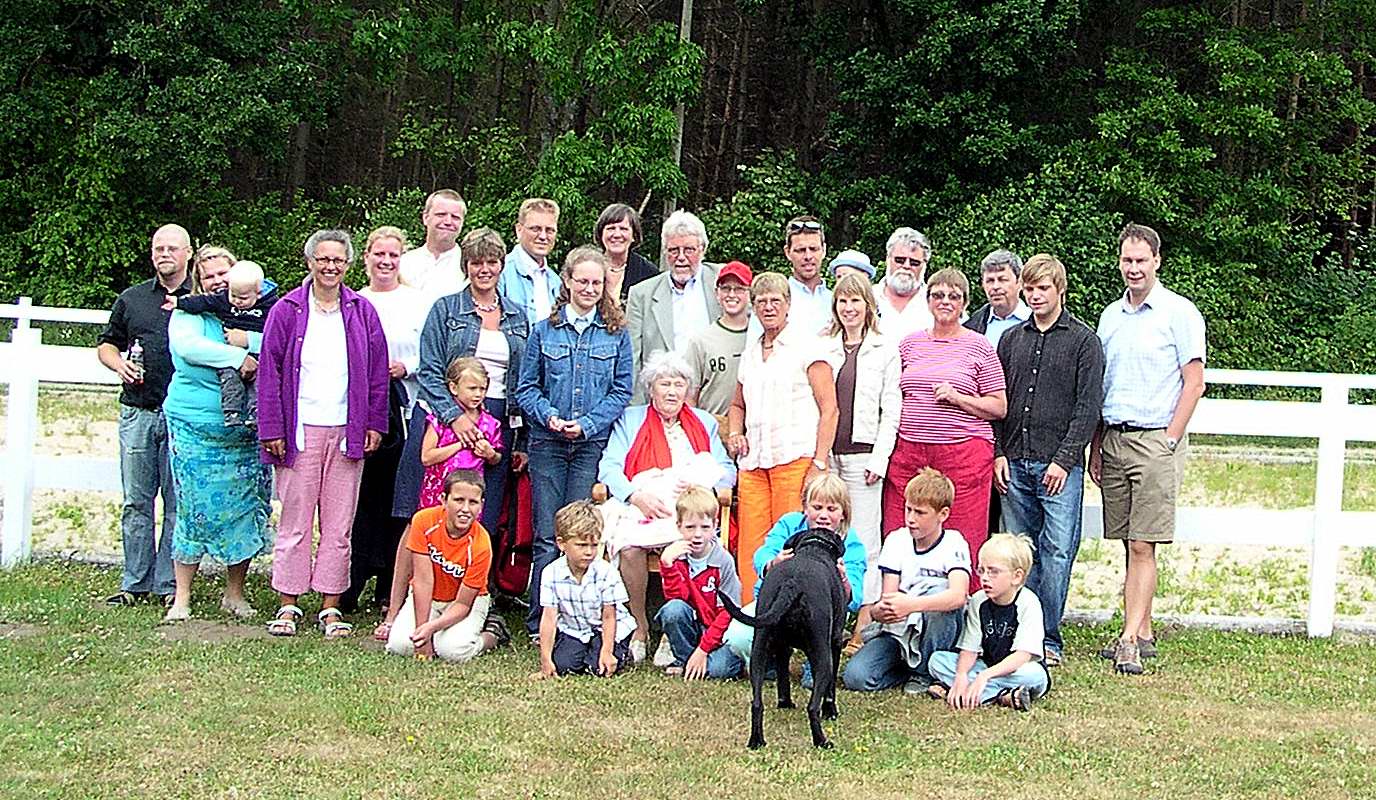 Britta 95 år med alla barn, barnbarn och barnbarnsbarn med familjer