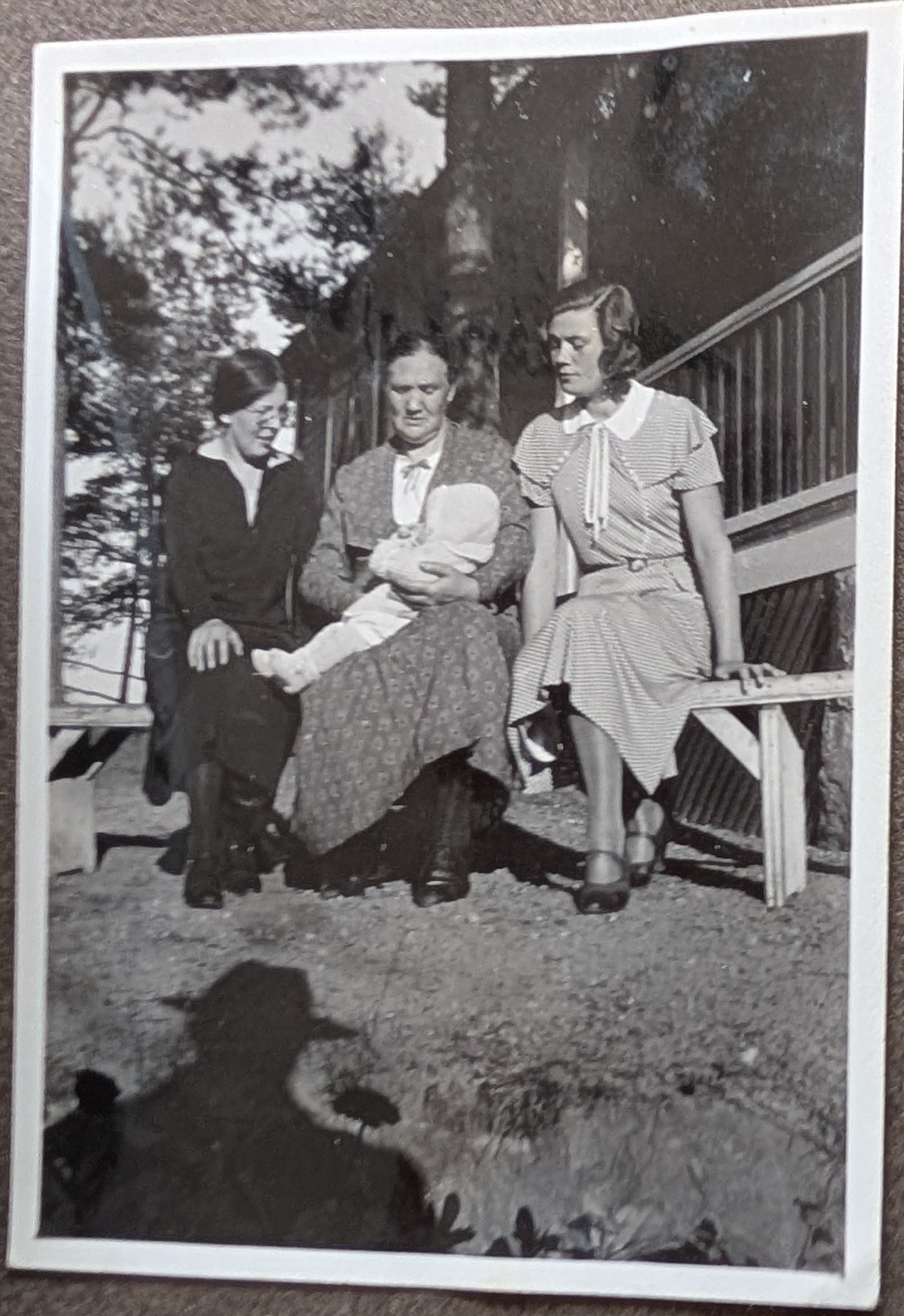 Emma med Maggan i famnen och Britta till höger
